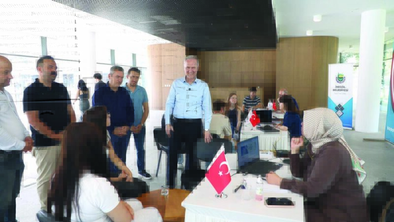 İnegöl Belediyesi’nden geleceğe yatırım İnegöl Belediyesi, öğrencilerin eğitim yolculuğuna katkı sunmak amacıyla kırtasiye yardımlarından