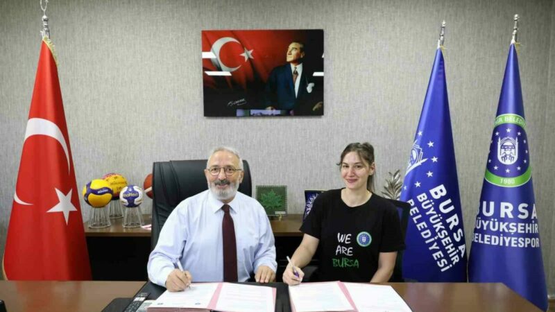 Bursa Büyükşehir Belediyespor’da imzalar atıldı Kadınlar Hentbol Süper Ligi’nde mücadele eden Bursa Büyükşehir Belediyespor, daha