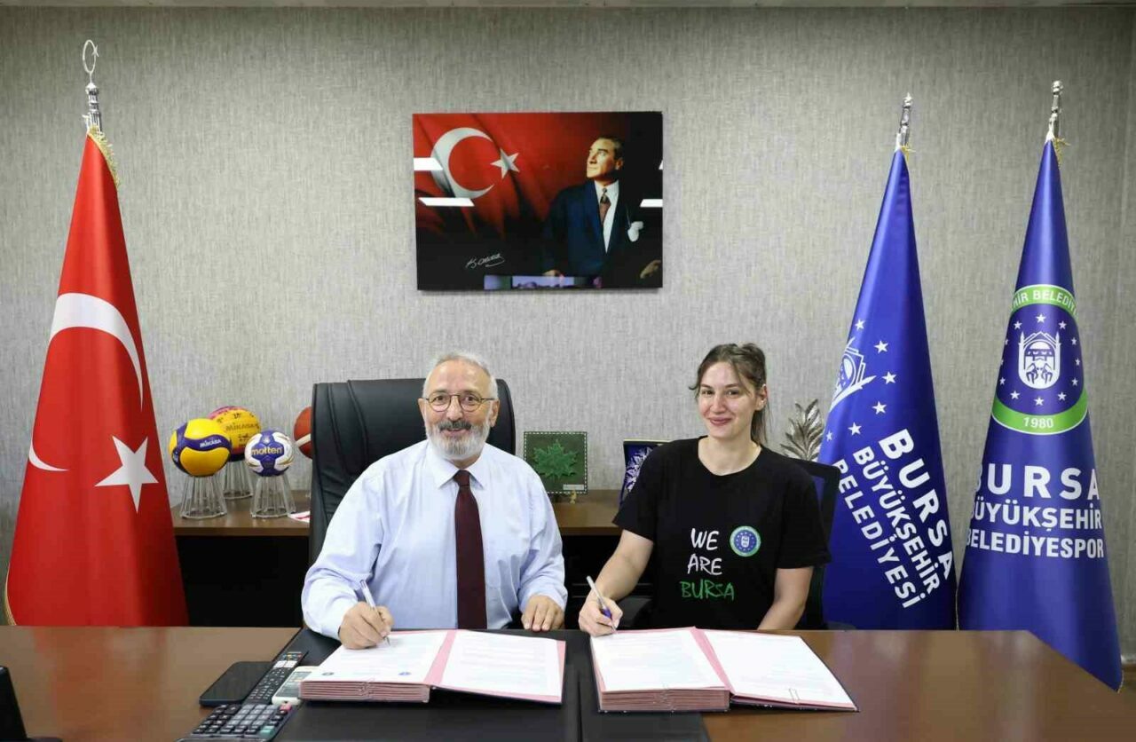 Bursa Büyükşehir Belediyespor’da imzalar atıldı Bursa Büyükşehir Belediyespor’da imzalar atıldı