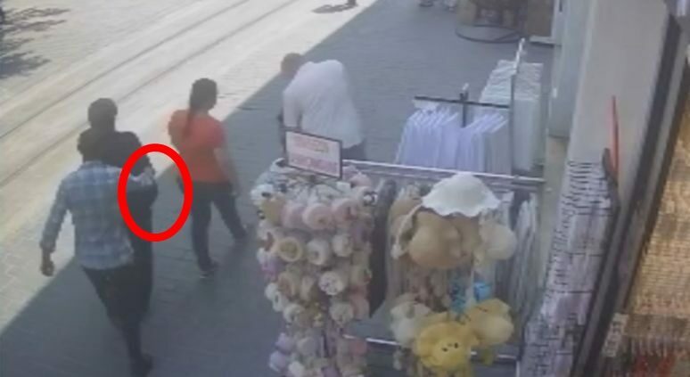 Bursa Cumhuriyet Caddesi’nde hırsızlık! O anlar kamerada Bursa Cumhuriyet Caddesi’nde hırsızlık! O anlar kamerada