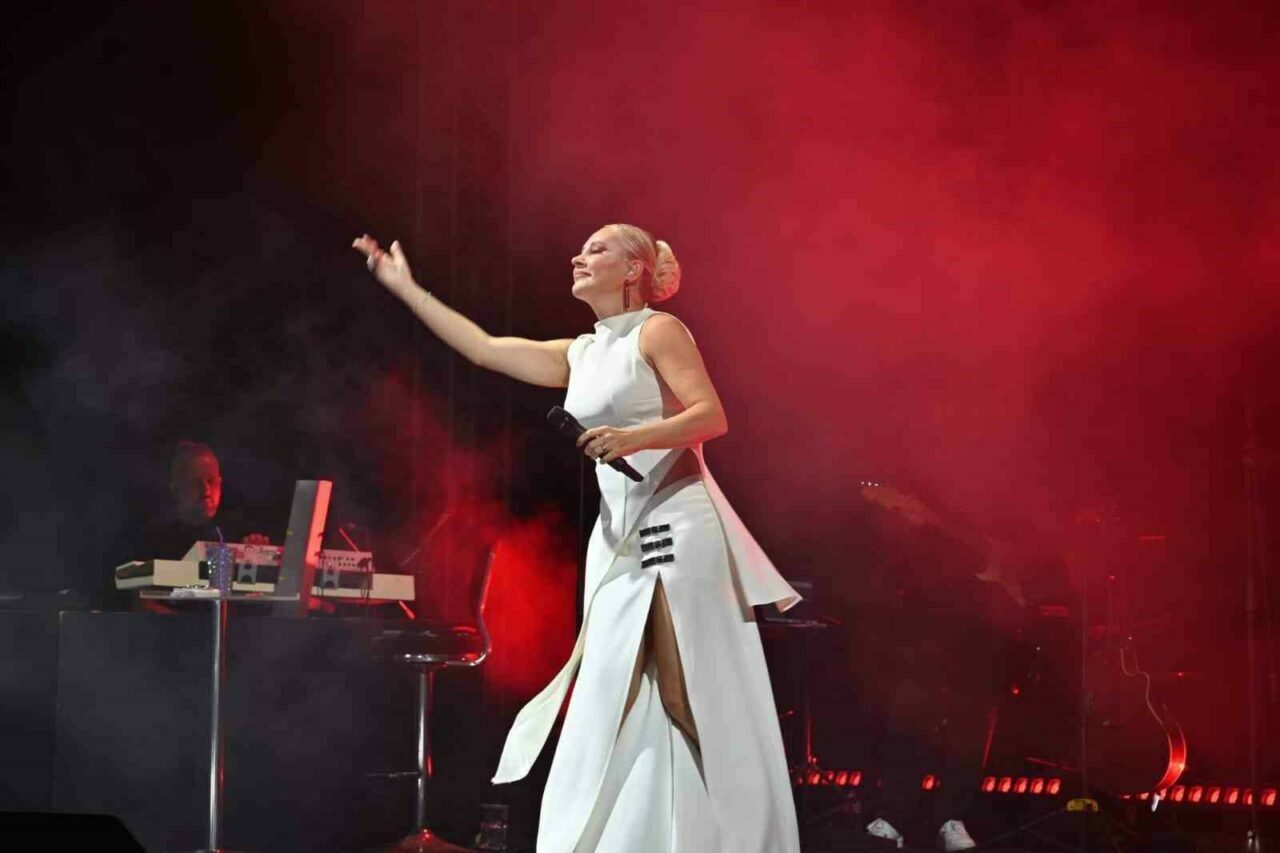 Bursa Karacabey’de Funda Arar rüzgarı