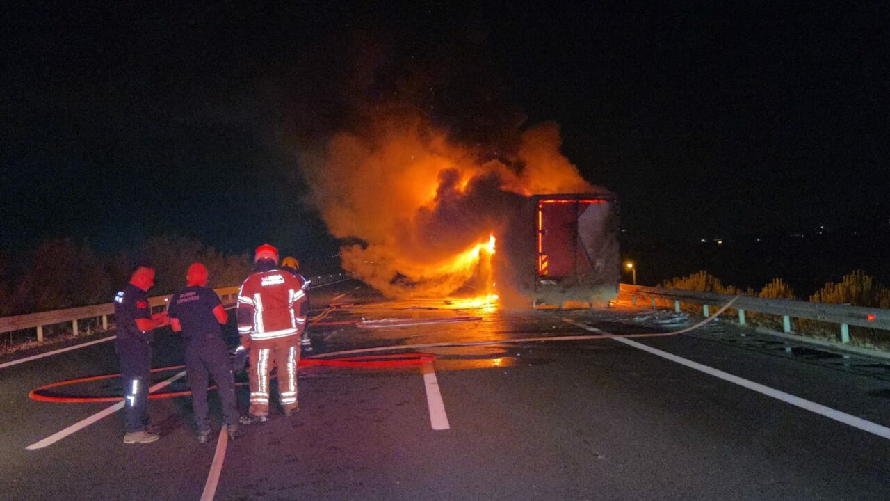 Bursa otoyolunda korku dolu gece! Yangını söndürmeye çalıştılar