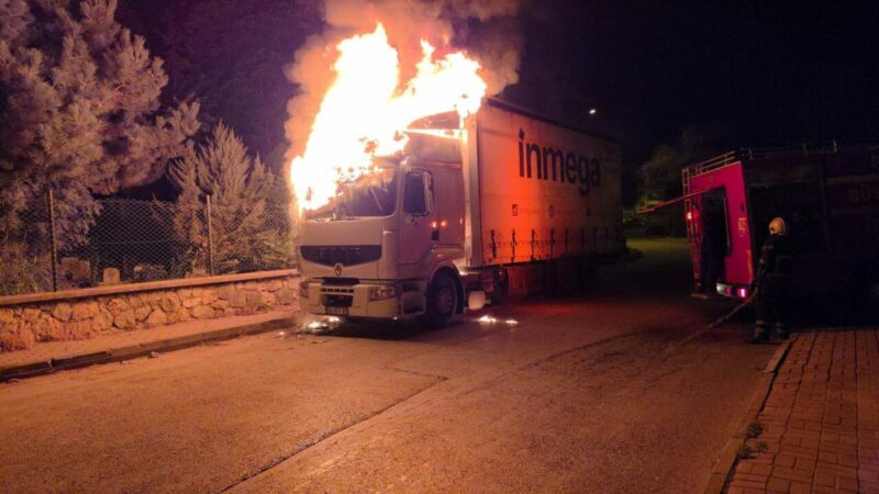 Bursa'nın İnegöl ilçesinde, park halindeki bir kamyonda çıkan yangın itfaiye