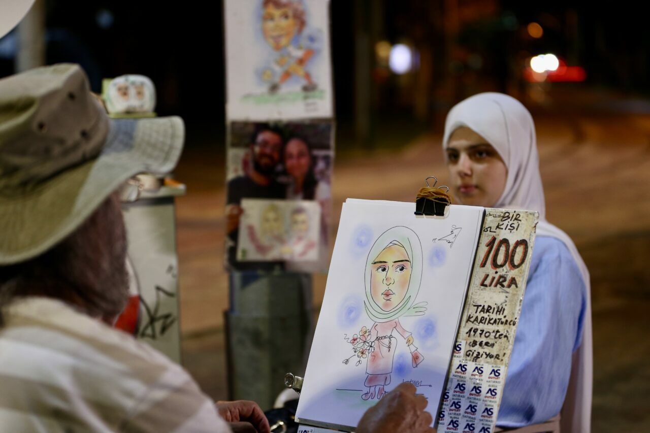 Bursa’da aynı ağacın altında 55 yıldır karikatür çiziyor Bursa’da aynı ağacın altında 55 yıldır karikatür çiziyor