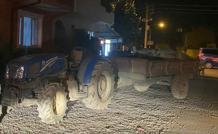 Bursa’da babasının kullandığı traktörün önüne atlayan çocuk ağır yaralandı Bursa’nın İnegöl ilçesinde babasının kullandığı traktörün önüne atlayan çocuk, traktörün