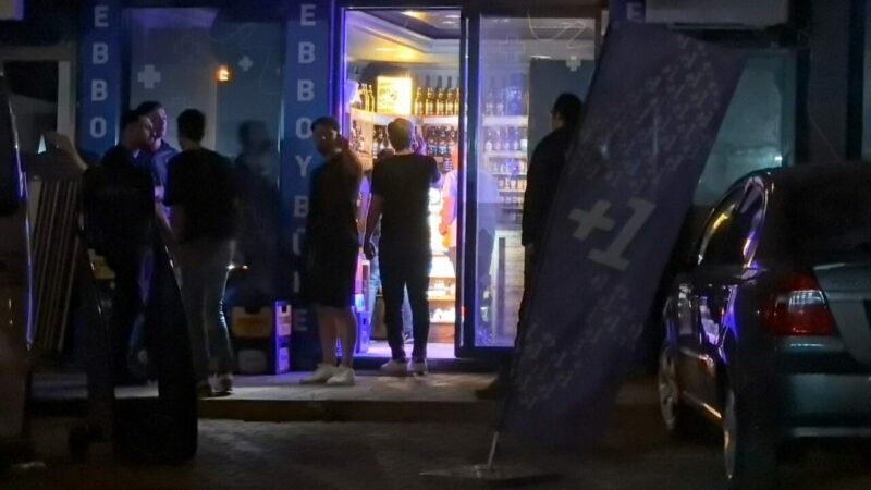 Bursa'nın İnegöl ilçesinde araçla gelen şüpheliler, büfeye silahla ateş açtı.
