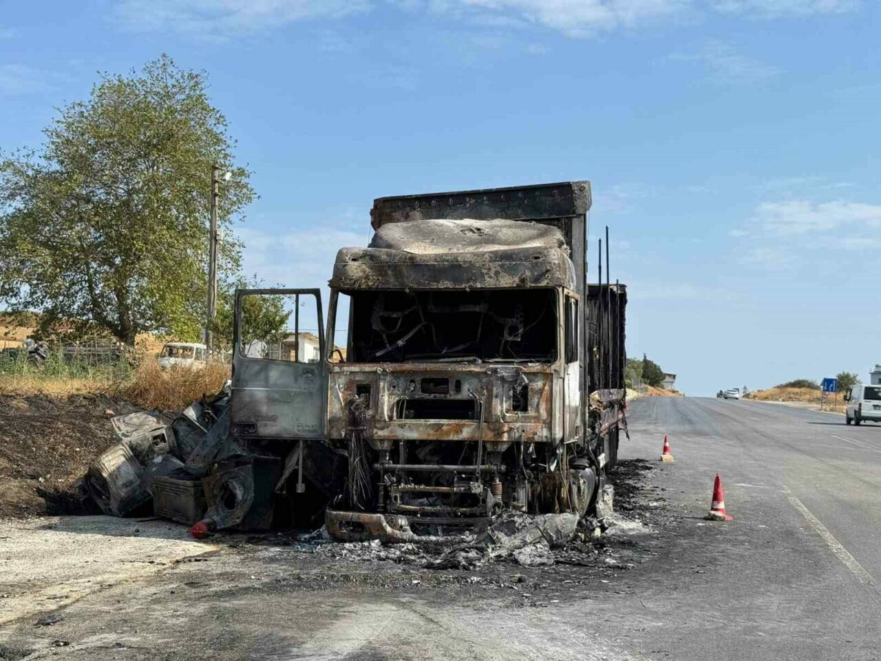 Bursa’da çamaşır makinesi yüklü tır alev topuna döndü Bursa’da çamaşır makinesi yüklü tır alev topuna döndü