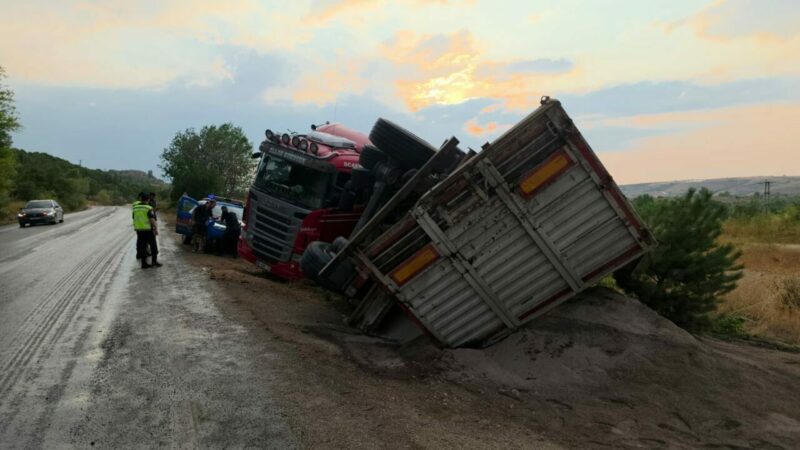 Bursa'nın İnegöl ilçesinde, şarampole devrilen tırın sürücüsü yaralandı.