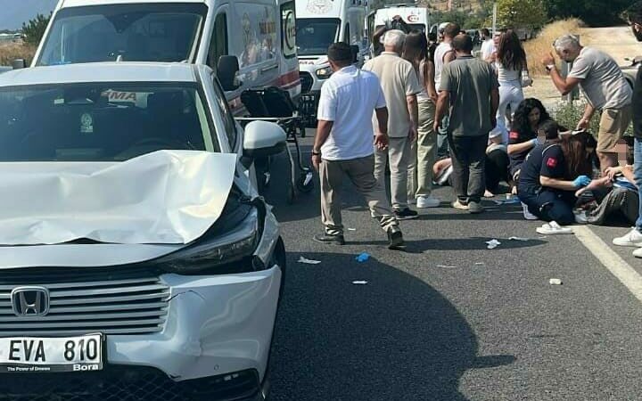 Bursa’da feci kazadan acı haber: Aynı aileden 1’i ölü 3 yaralı… Bursa’nın Kestel ilçesinde, yolun karşısındaki mezarlığa geçmeye çalışan aileye otomobil