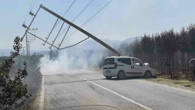 Bursa’da feci kaza! Elektrik direğini yerle bir etti