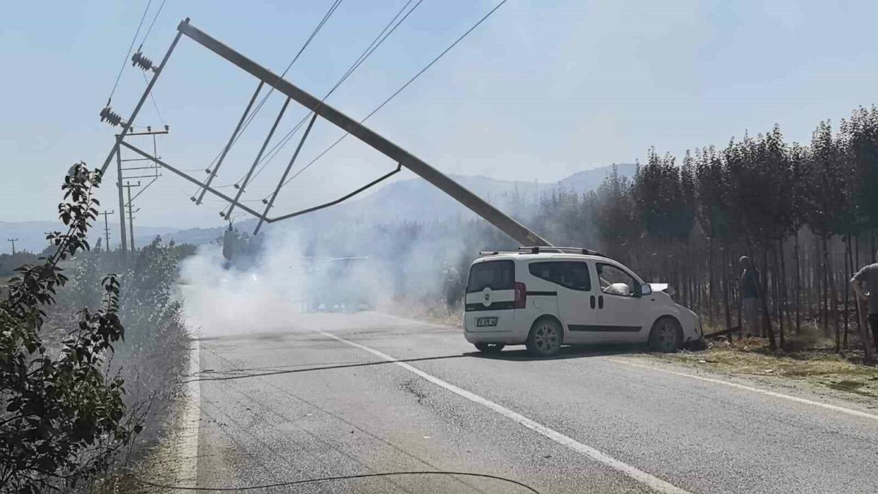 Bursa’da feci kaza! Elektrik direğini yerle bir etti