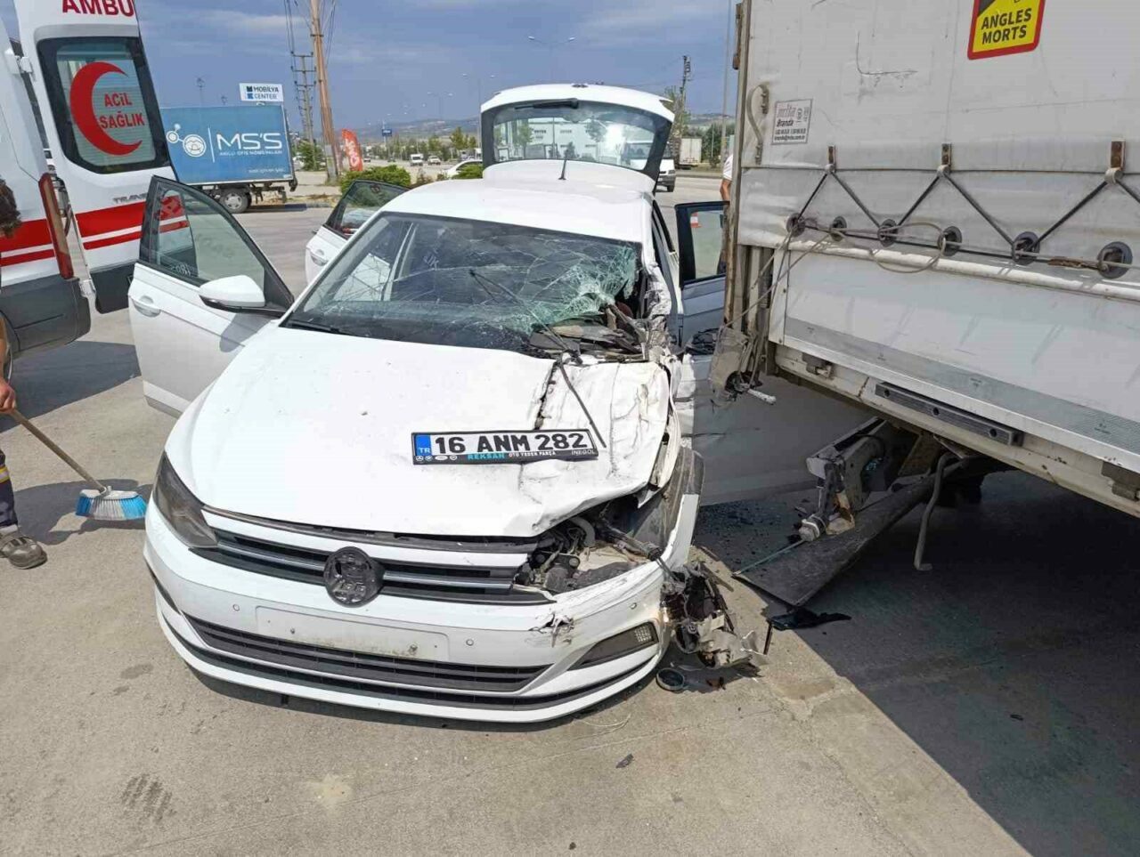 Bursa’da feci kaza: Tıra çarptı… Bursa’da feci kaza: Tıra çarptı…