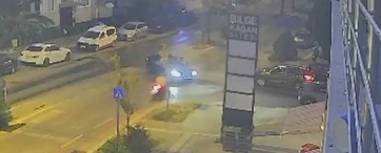 Bursa’da genç motorcunun kaza anı kameralara böyle yansıdı Bursa’da genç motorcunun kaza anı kameralara böyle yansıdı