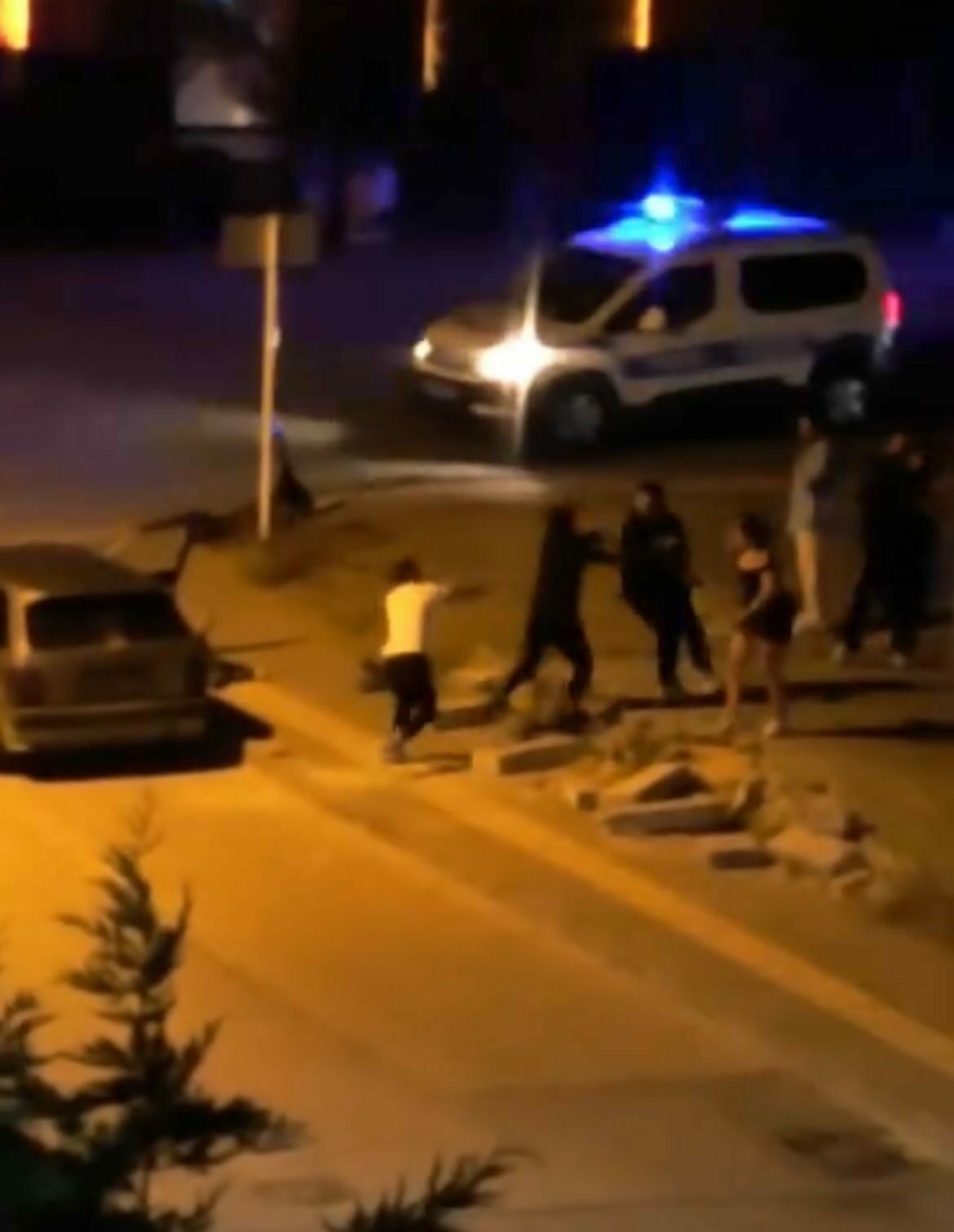 Bursa’da gençlerin kavgası caddeyi boks ringine çevirdi Bursa’da gençlerin kavgası caddeyi boks ringine çevirdi