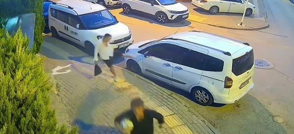 Bursa’da iki genç arabaları böyle zarar verdi: O anlar kamerada…. Bursa’da iki genç arabaları böyle zarar verdi: O anlar kamerada….