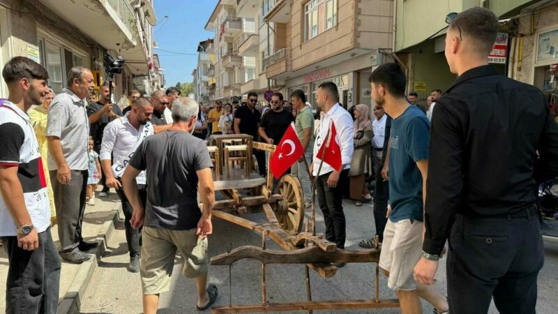 Bursa’da ilginç düğün geleneği: Görenler hayrete düştü… Davul zurna eşliğinde eğlenceli anlara sahne olan merasimde damat ve