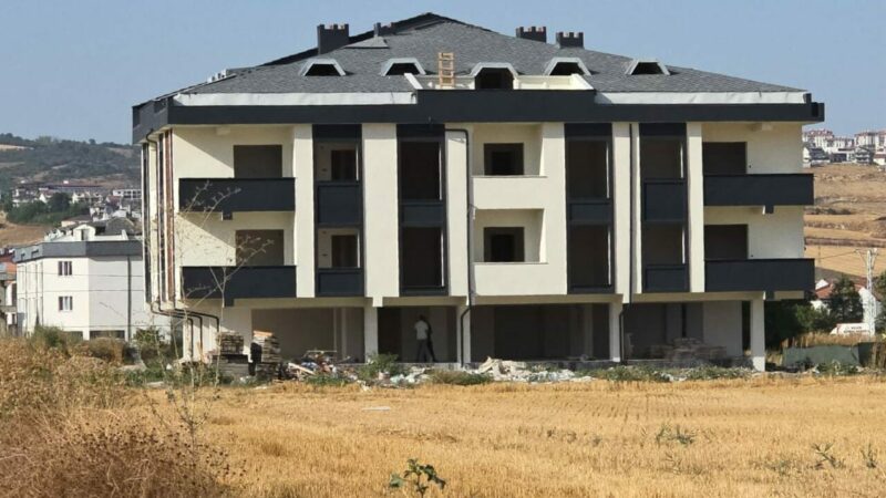 Bursa’da inşaatta feci olay Bursa'nın İnegöl ilçesinde apartman inşaatında yüksekten düşen işçi ağır yaralandı.