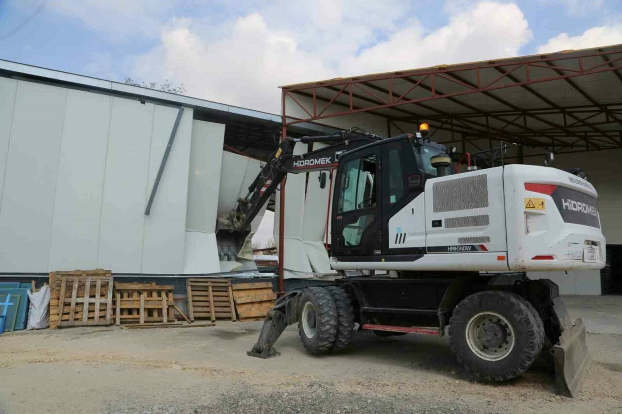 Bursa’da kaçak 2 iş yeri yıkıldı