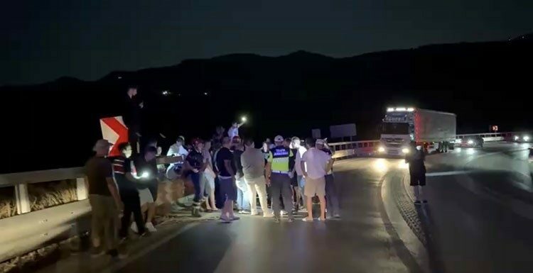 Bursa’da kamyon şarampole yuvarlandı, sürücü araçtan fırladı