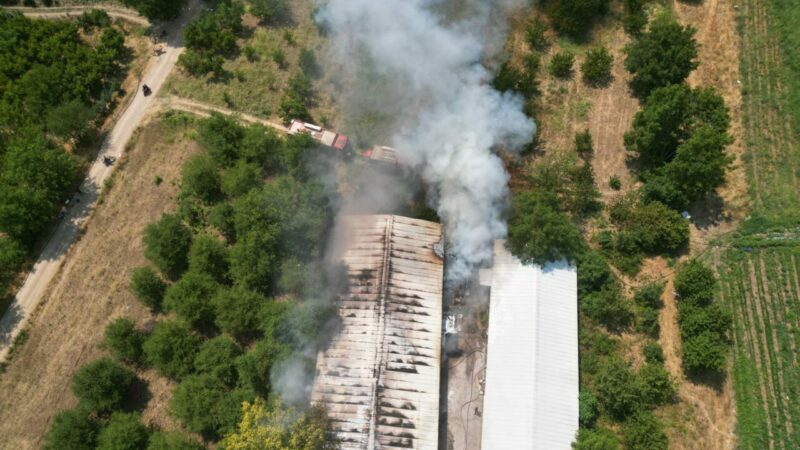 Bursa'nın İnegöl ilçesinde faaliyet gösteren mobilya imalathanesinde çıkan yangın itfaiye