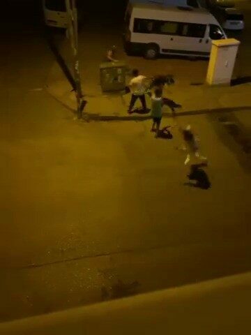 Bursa’da mahalleyi ayağa kaldıran kavga! Taşlar havada uçuştu Bursa’da mahalleyi ayağa kaldıran kavga! Taşlar havada uçuştu