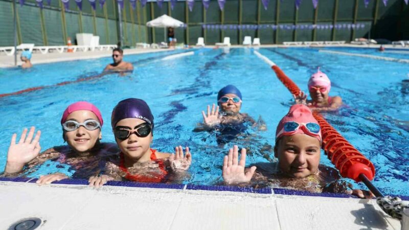 Bursa’da minik yüzücülerin sertifika heyecanı Bursa Büyükşehir Belediyesi tarafından düzenlenen Yaz Spor Okulları, çocuklara hem