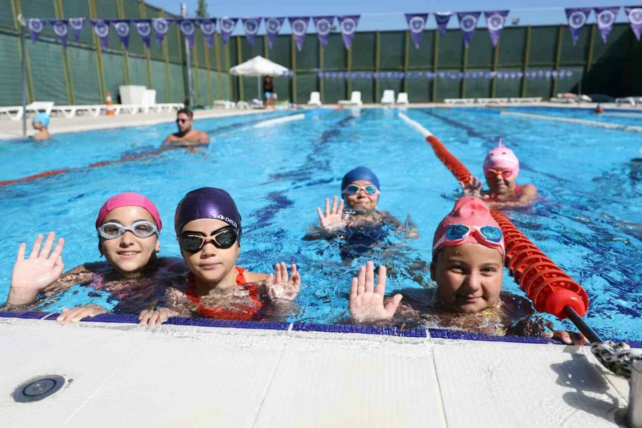 Bursa’da minik yüzücülerin sertifika heyecanı Bursa’da minik yüzücülerin sertifika heyecanı