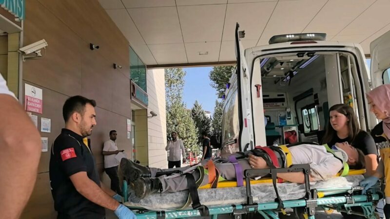 Bursa’da motosiklet ile kamyon çarpıştı Bursa'nın İnegöl ilçesinde kamyonla çarpışan motosikletteki 2 kişi ağır yaralandı.