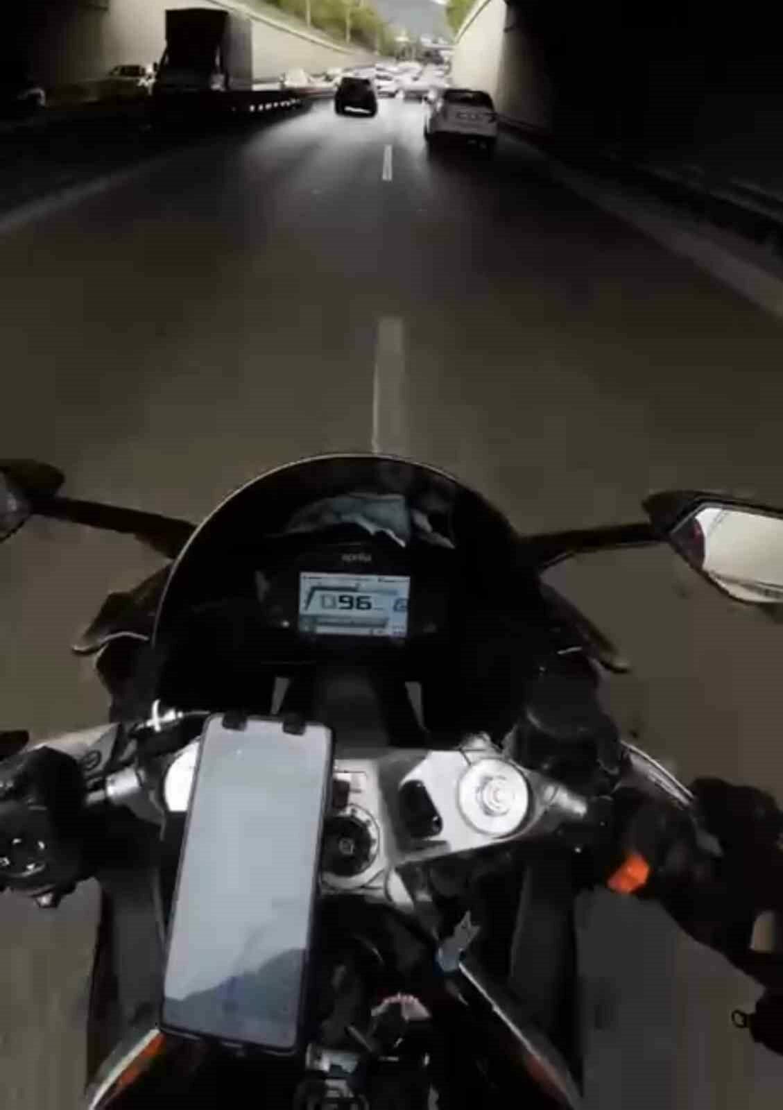 Bursa’da motosiklet sürücüsünün ölümden döndüğü anlar kask kamerasında Bursa’da motosiklet sürücüsünün ölümden döndüğü anlar kask kamerasında