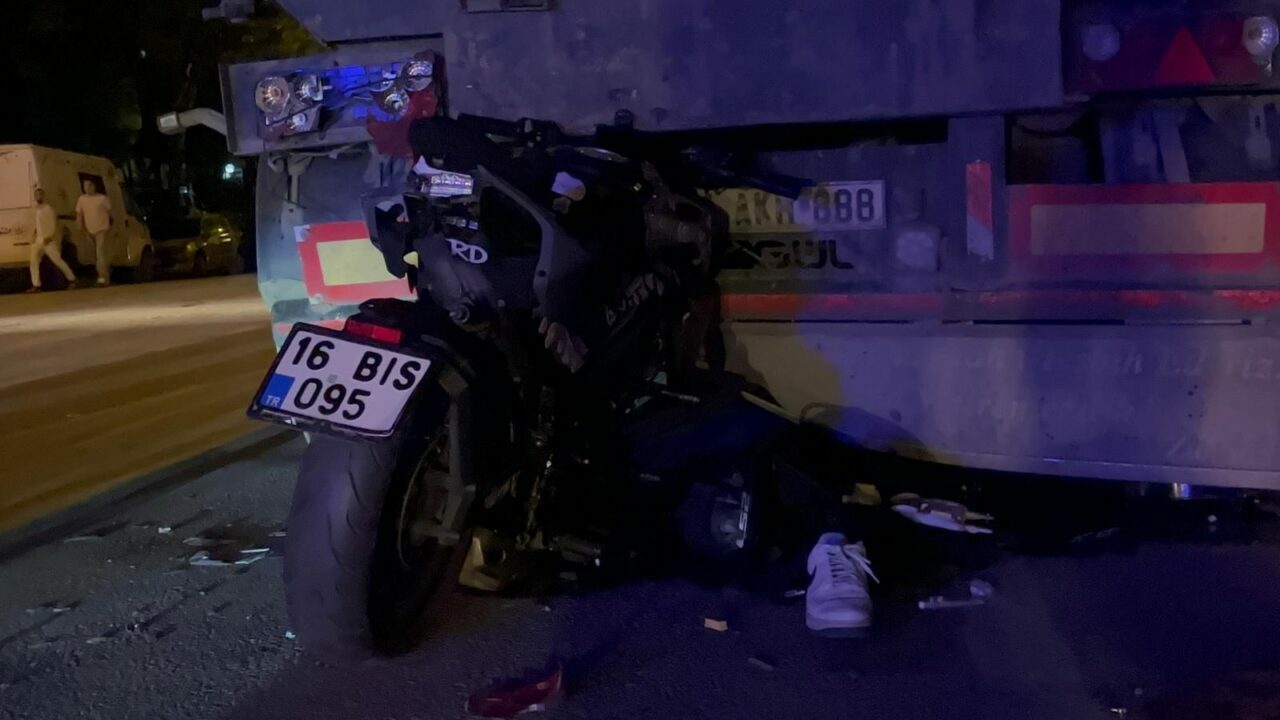 Bursa’da motosiklet tıra ok gibi saplandı: 1 ölü, 1 yaralı Bursa’da motosiklet tıra ok gibi saplandı: 1 ölü, 1 yaralı