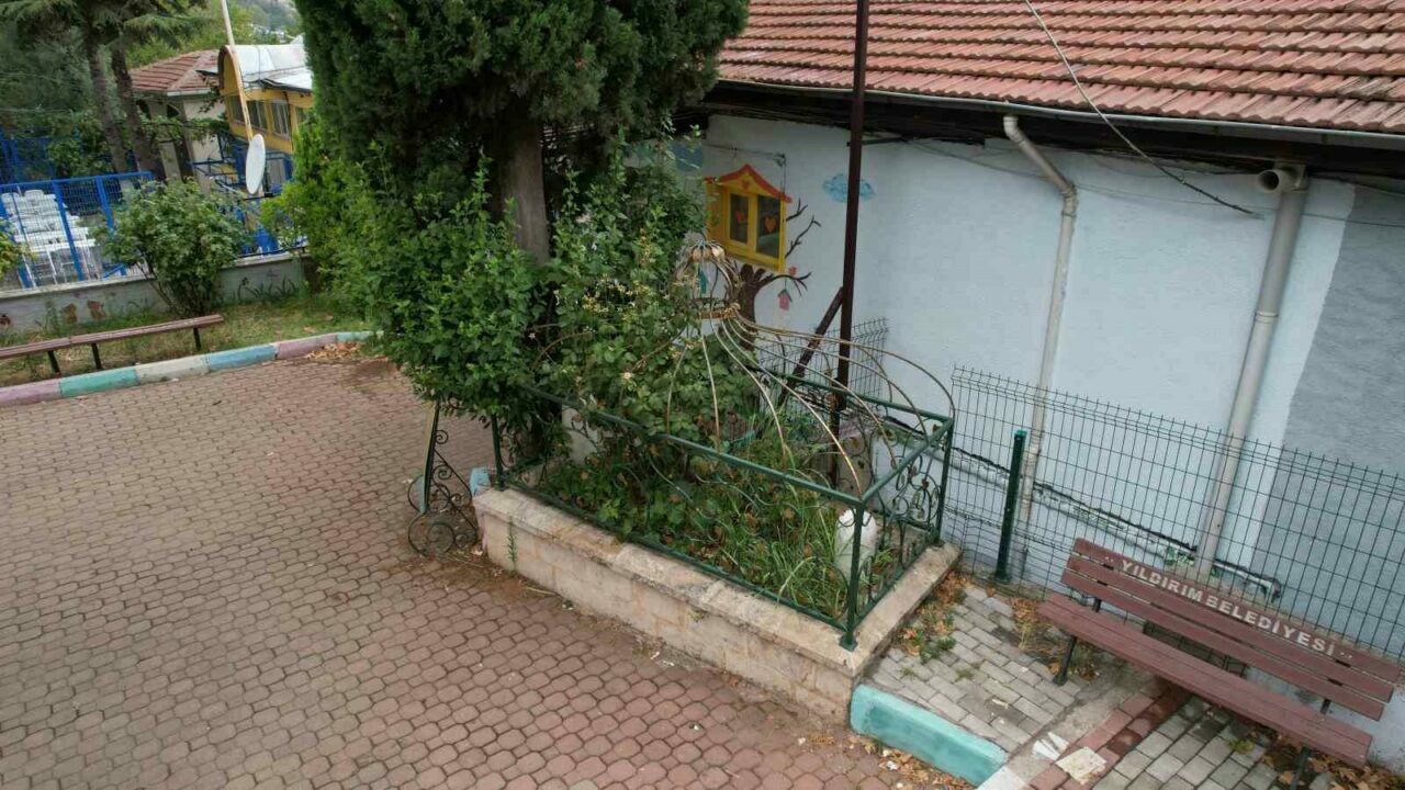 Bursa’da Osmanlı’nın önemli aliminin kabri, yalnızlığa terk edildi Bursa’da Osmanlı’nın önemli aliminin kabri, yalnızlığa terk edildi