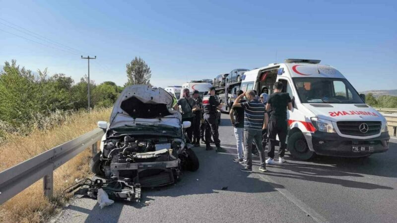 Bursa’da otomobil traktöre çarptı Bursa’nın İnegöl ilçesinde otomobilin traktöre çarptığı kazada 1 kişi yaralandı.