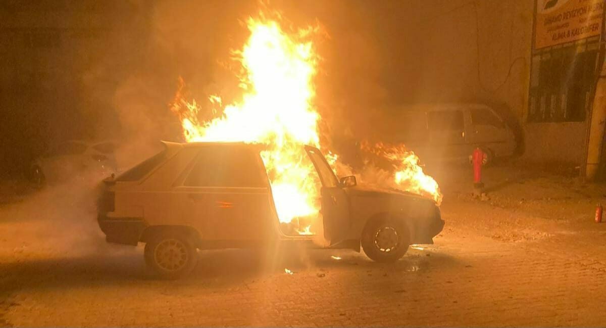 Bursa’da seyir halindeki otomobil alev alev yandı