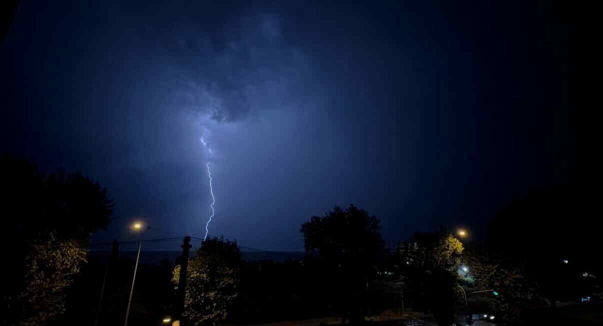 Bursa’da şimşekler geceyi aydınlattı Bursa’da şimşekler geceyi aydınlattı