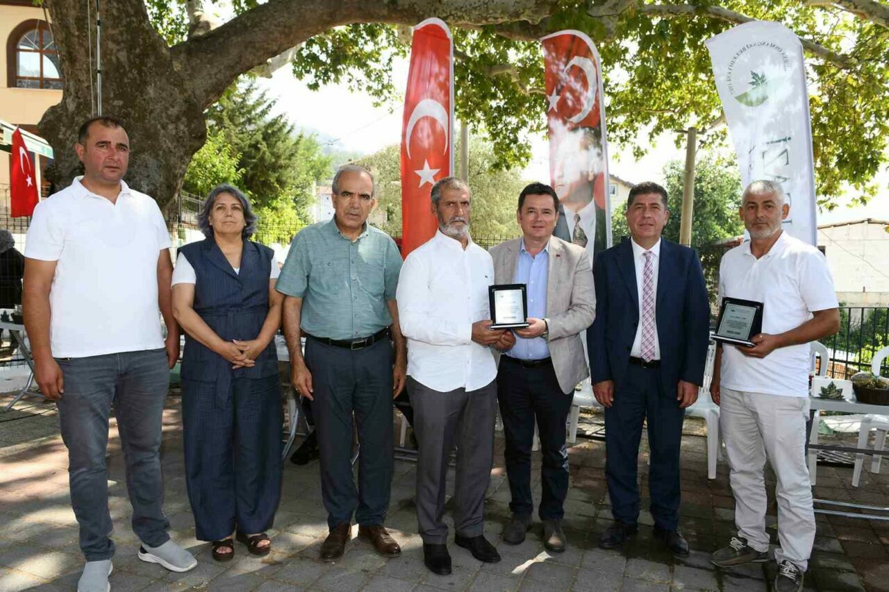 Bursa’da temizlik elçilerine teşekkür plaketi Bursa’da temizlik elçilerine teşekkür plaketi