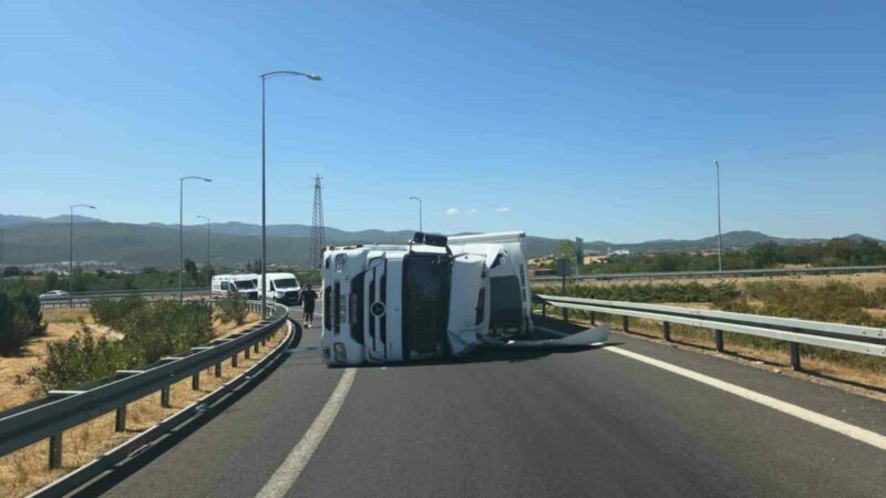 Bursa’da TIR devrildi Bursa’nın Orhangazi ilçesinde Gebze-Orhangazi-İzmir Otoyolu Orhangazi kavşağında devrilen TIR trafiği