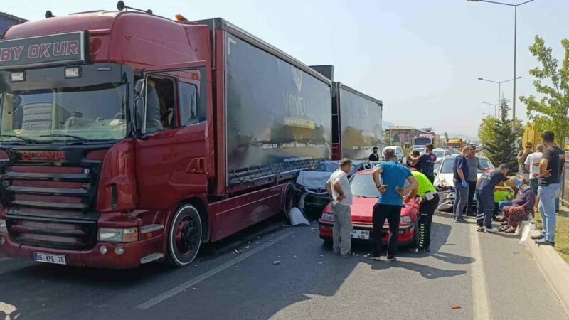Bursa’da trafik kazası: Yaralılar var Bursa’nın İnegöl ilçesinde meydana gelen kazada otomobil, kırmızı ışıkta bekleyen