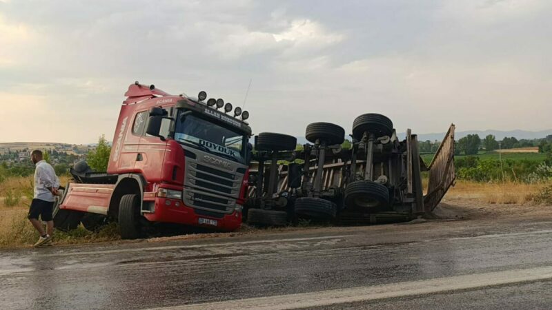 Bursa’da yağmur ilk kazayı getirdi Bursa'nın İnegöl ilçesinde kum yüklü TIR, yağış nedeniyle kayganlaşan yolda