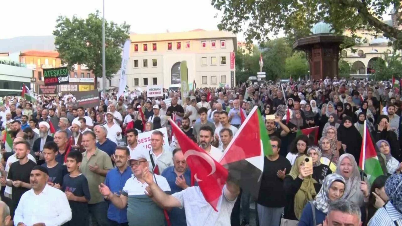 Bursa’da yüzlerce kişi Gazze için yürüdü Bursa’da yüzlerce kişi Gazze için yürüdü