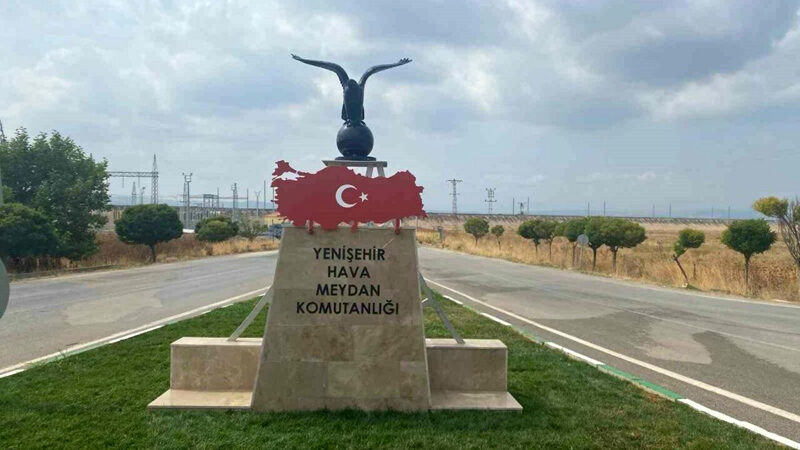 Bursa’daki bu heykele büyük ilgi Bursa Yenişehir Hava Meydan Komutanlığı kavşağına yapılan Kartal figürü ve