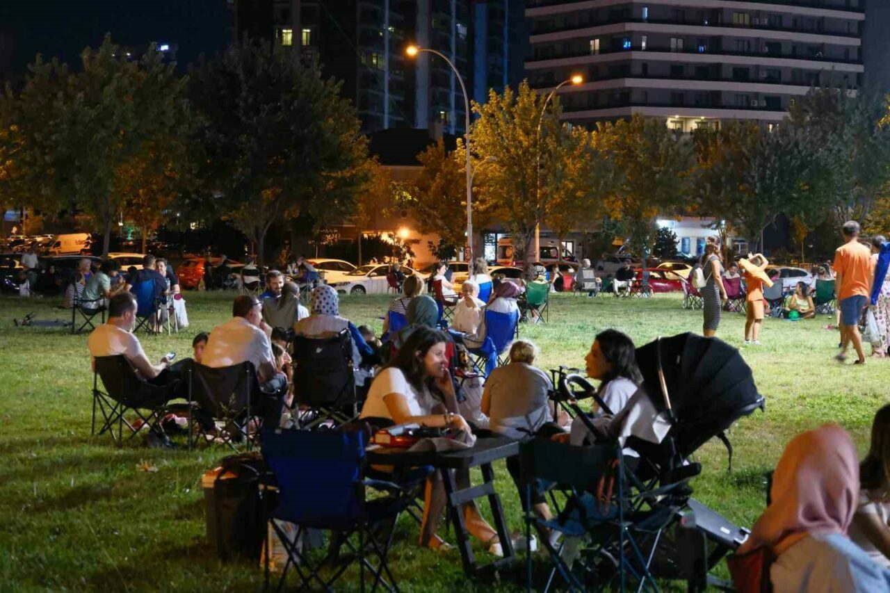 Bursalılar geceyi sokakta geçiriyor Bursalılar geceyi sokakta geçiriyor