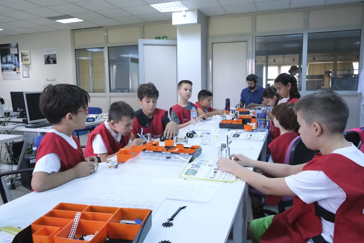 Bursa’da geleceğin tasarımcıları yeteneklerini burada keşfetti Bursa’da geleceğin tasarımcıları yeteneklerini burada keşfetti