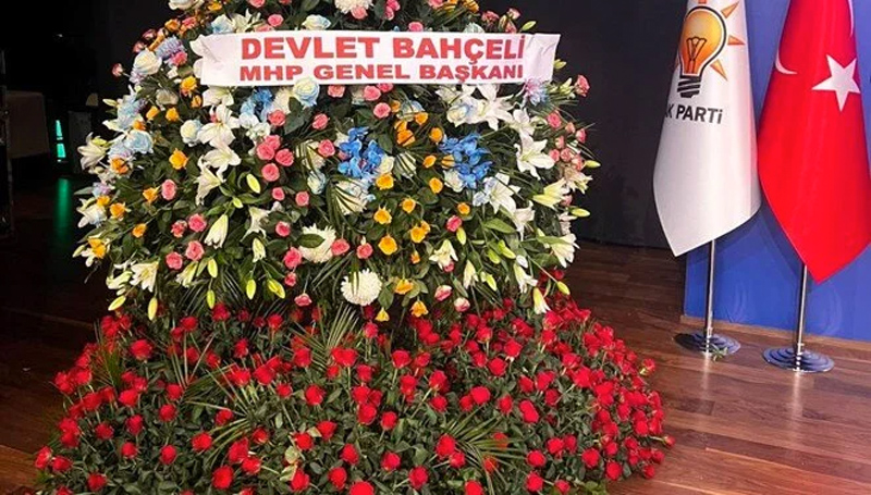 Bahçeli’den AK Parti’ye anlamlı çiçek Bahçeli’den AK Parti’ye anlamlı çiçek