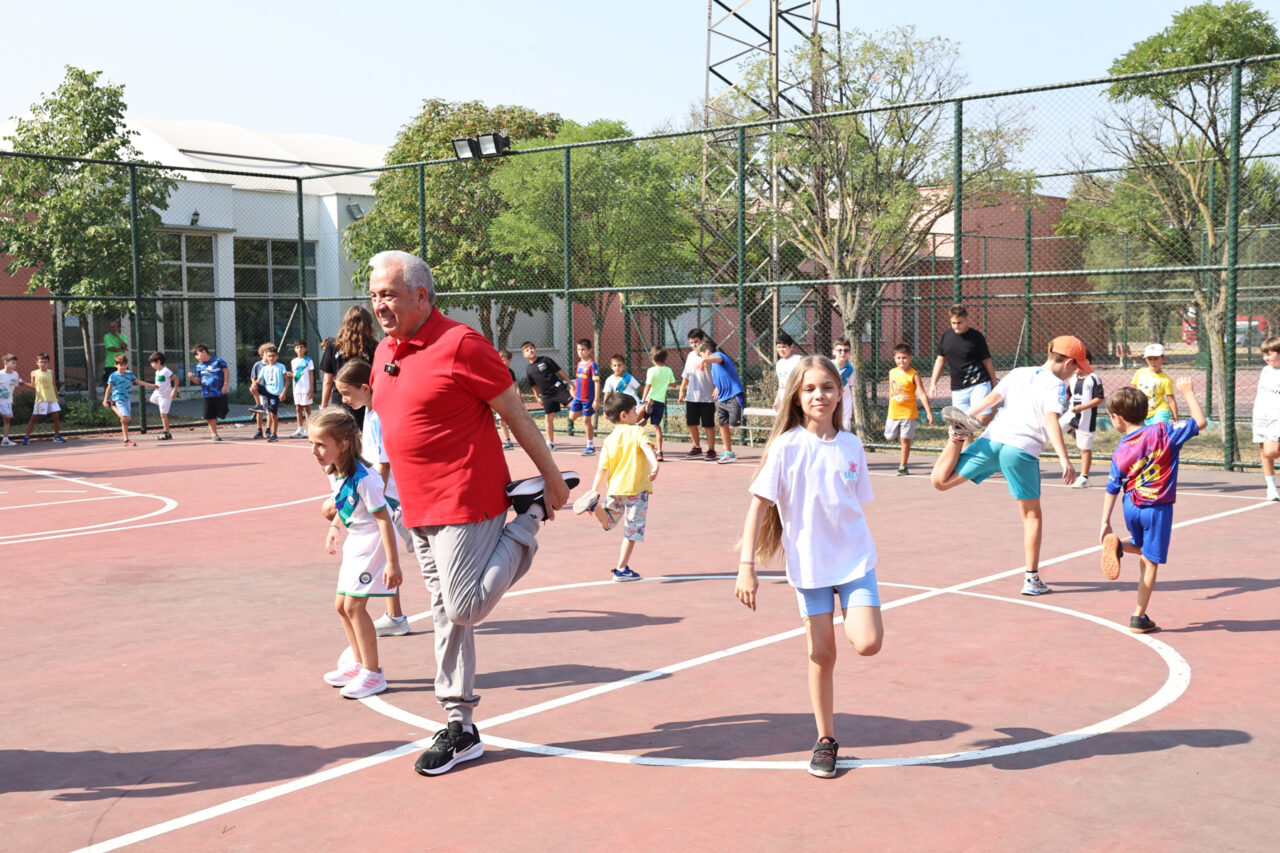Bursa’da gülümseten görüntü: Başkan Özdemir çocuklarla spor yaptı