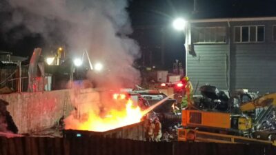 Bursa’daki geri dönüşüm tesisinde yangın; İtfaiye eri ağır yaralandı