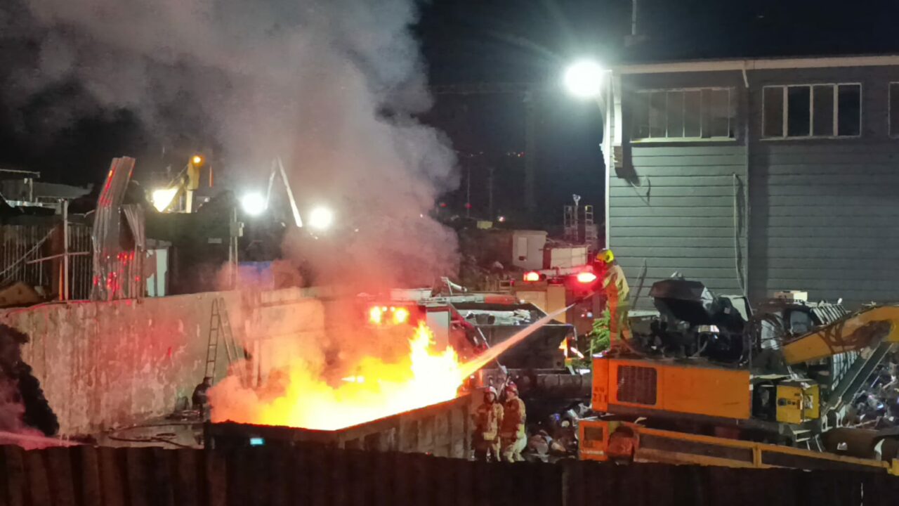 Bursa’daki geri dönüşüm tesisinde yangın; İtfaiye eri ağır yaralandı