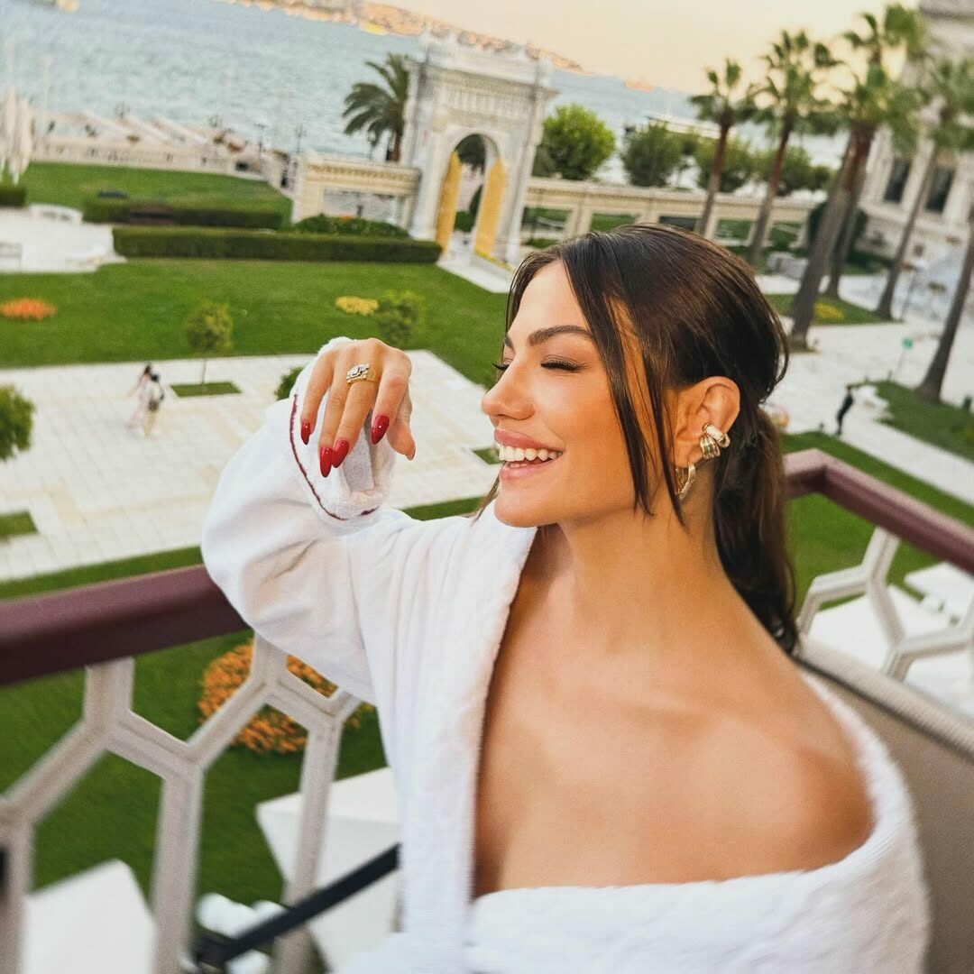 Demet Özdemir, takipçilerini mest etti Demet Özdemir, takipçilerini mest etti
