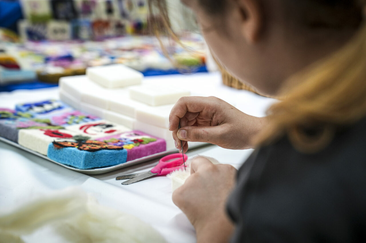 Devlet korumasındaki kız çocuklarına sanatla terapi