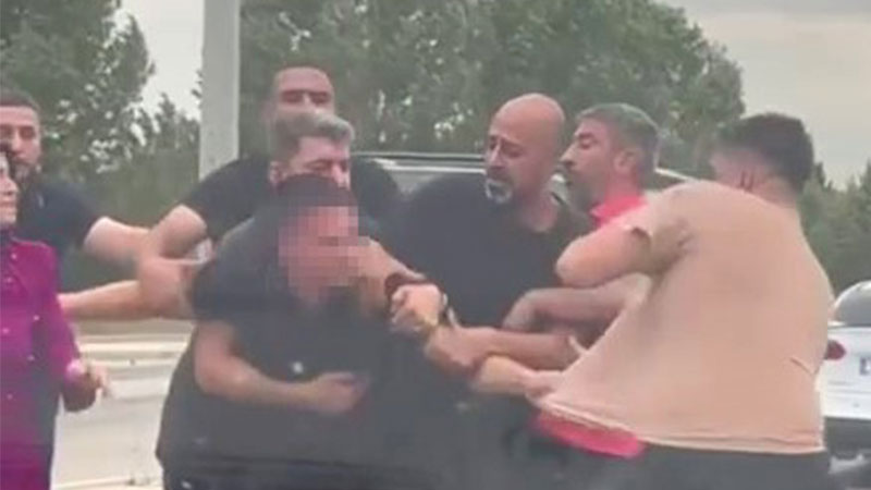 Bursa trafiğinde yumruklar konuştu: Vatandaşlar zor ayırdı Bursa trafiğinde yumruklar konuştu: Vatandaşlar zor ayırdı