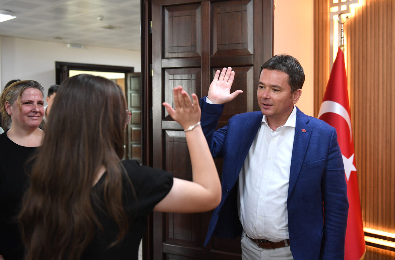 Bursa’da Başkan Aydın’dan başarılı öğrencilere ödül Bursa’da Başkan Aydın’dan başarılı öğrencilere ödül